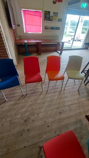 12 stapelbare stoelen beschikbaar voor biedingen
