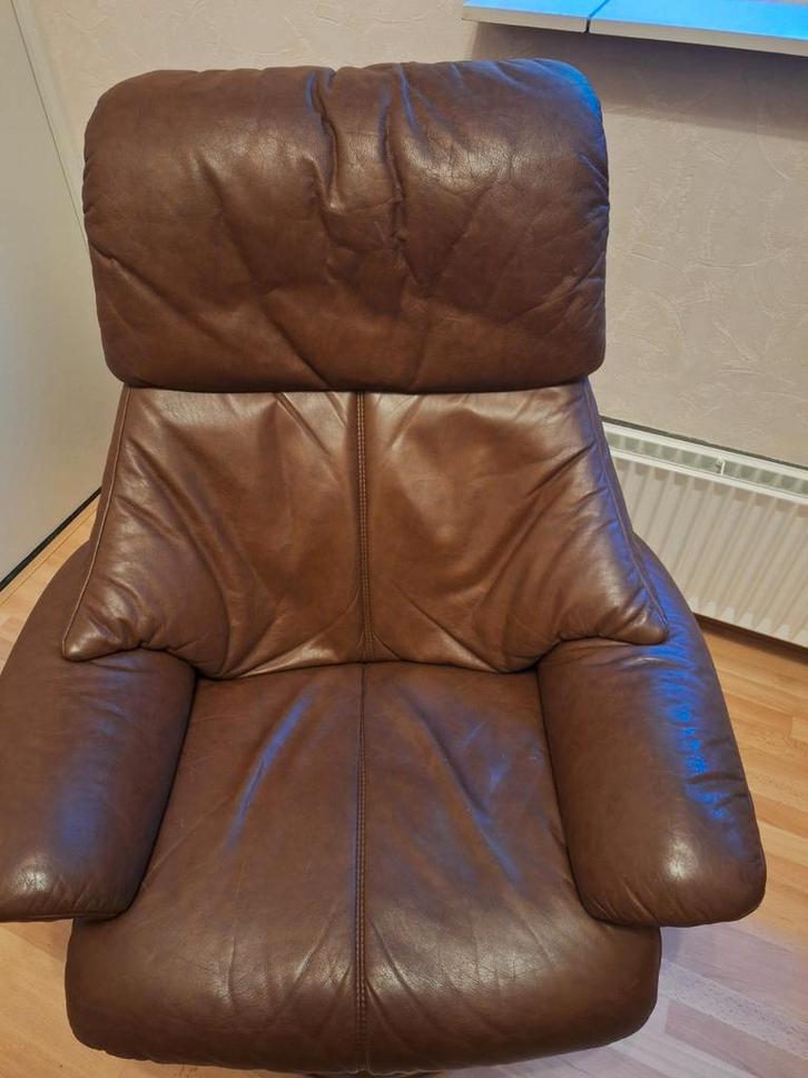 Cognac leren draaifauteuil met voetenbank, Huis en Inrichting, Fauteuils, Gebruikt, Hout, Leer, 75 tot 100 cm, Minder dan 75 cm