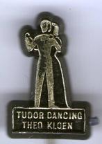 Tudor dancing Theo Kloen zwartplastic speldje ( X_118 ), Verzamelen, Speldjes, Pins en Buttons, Verzenden, Zo goed als nieuw, Sport