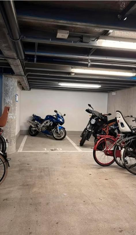 Overdekte motor parkeerplaats – Te huur – Rotterdam Centrum, Auto diversen, Autostallingen en Garages