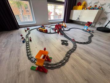Grote verzameling Duplo, waaronder mooie treinset beschikbaar voor biedingen