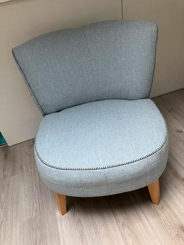 Lichtblauwe stoel beschikbaar voor biedingen