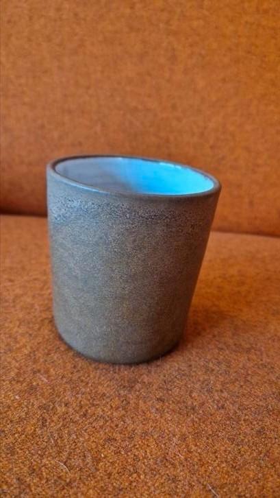 Lucie Q Bakker bruine beker (diameter bijna 9cm), Antiek en Kunst, Antiek | Keramiek en Aardewerk, Ophalen of Verzenden