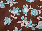 Lap bruine viscose twill stof, retro bloemen in blauw + wit, Hobby en Vrije tijd, Stoffen en Lappen, Overige materialen, Bruin