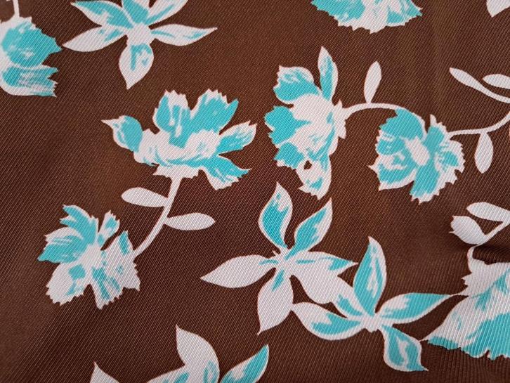 Lap bruine viscose twill stof, retro bloemen in blauw + wit, Hobby en Vrije tijd, Stoffen en Lappen, Zo goed als nieuw, Overige materialen