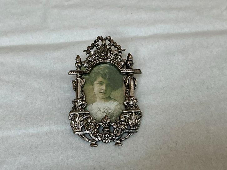 Oud fotolijstje als broche, Sieraden, Tassen en Uiterlijk, Broches, Zo goed als nieuw, Overige materialen, Zilver, 4 tot 7 cm