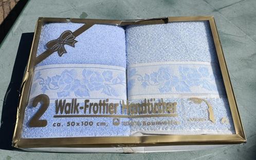 NIEUW IN DOOS 2x blauw badstof handdoek 100 x 50 cm (A47), Huis en Inrichting, Badkamer | Badtextiel en Accessoires, Nieuw, Handdoek