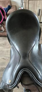 Ainsley 18 inch dressuur zadel, Dieren en Toebehoren, Paarden en Pony's | Zadels, Ophalen, Zo goed als nieuw, Dressuur