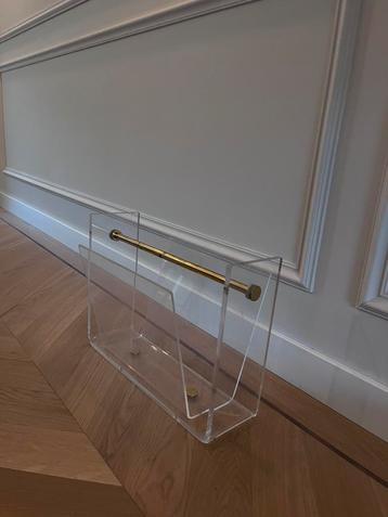Mid-century Plexiglas tijdschriftenhouder David Lange  beschikbaar voor biedingen