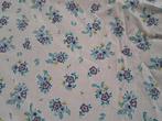 Lap katoenen stof met bloemen in paars, geel en blauw., Blauw, Ophalen of Verzenden, Zo goed als nieuw, 30 tot 120 cm