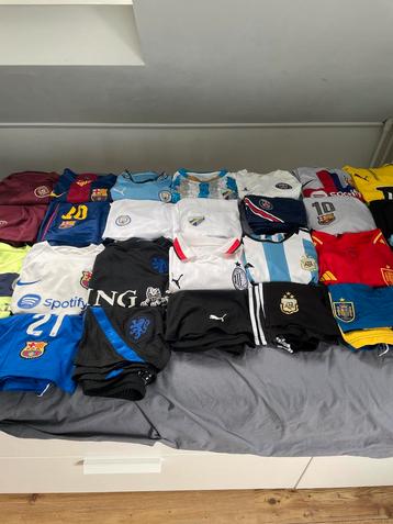 Voetbalshirts en Shorts beschikbaar voor biedingen