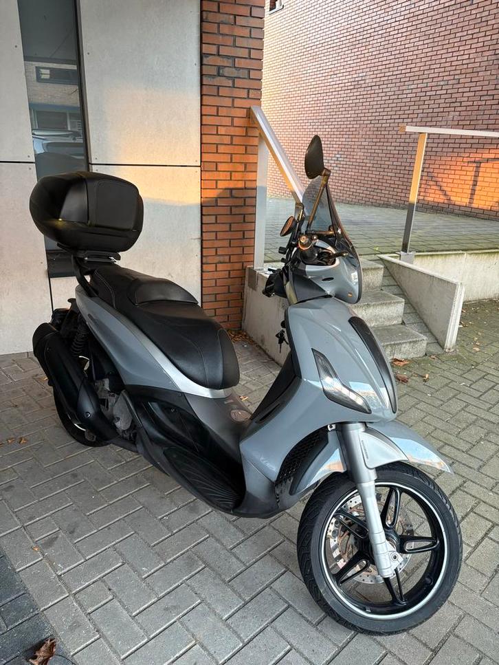 Piaggio Beverly 350 Sport Touring Nardo Grey - Topstaat!, Motoren, Motoren | Piaggio, Particulier, Scooter, 12 t/m 35 kW, Motorrijbewijs A