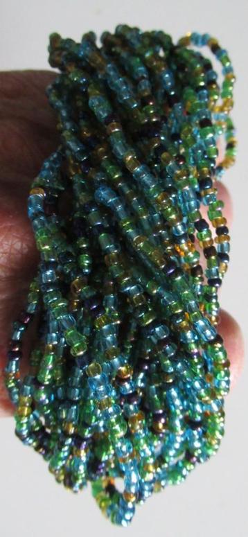 Armband van aqua kraaltjes beschikbaar voor biedingen