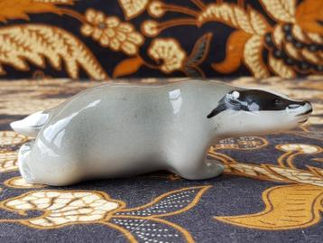 Mooi oud Lomonosov beeldje uit Rusland van een das 12,2 cm. beschikbaar voor biedingen