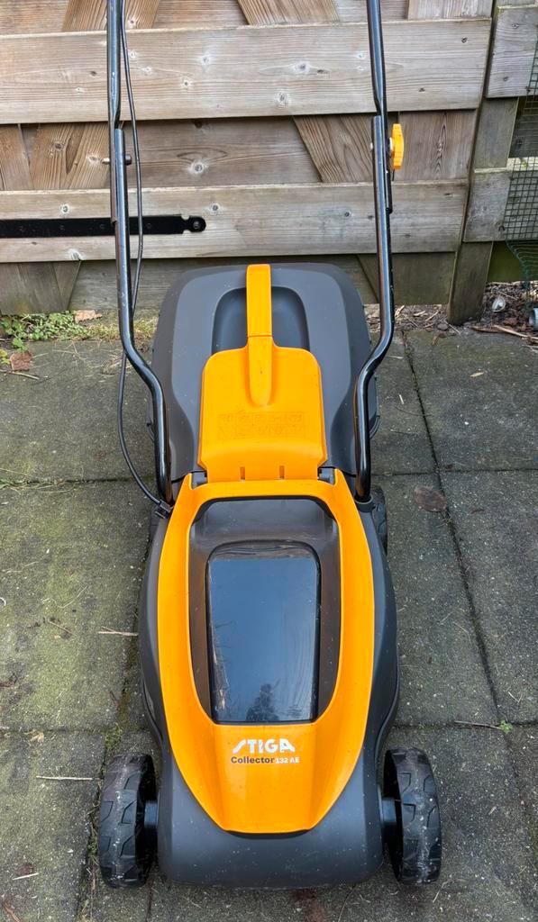 Stiga electrische grasmaaier, 2 accu’s, Tuin en Terras, Grasmaaiers, Gebruikt, Elektrische grasmaaier, 30 t/m 39 cm, Cirkelmaaier