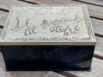 Mooi vintage sigaretten box met Reliëf deksel beschikbaar voor biedingen