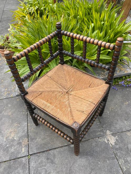 Antiek hoekstoeltje Bobbin poten en rug met bieze zitting, Antiek en Kunst, Antiek | Meubels | Stoelen en Banken, Ophalen