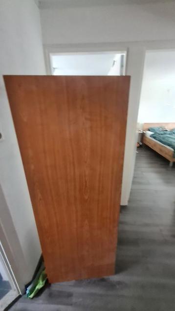 Te koop, tafel met kunststof blad en stalen onderframe. beschikbaar voor biedingen