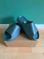 Yeezy Slides Slate Marine - Size 43 EU, Kleding | Heren, Schoenen, Slippers, Blauw, Nieuw, Ophalen of Verzenden