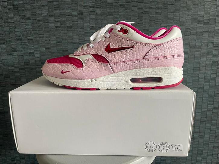 Nike Air Max 1 EU 41 Nike By You ‘87 NBY 2023 Elephant, Kleding | Dames, Schoenen, Zo goed als nieuw, Sneakers of Gympen, Roze