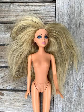 Barbiepop - lange blonde haren beschikbaar voor biedingen