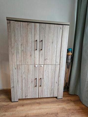 Houten Kast met 4 Deuren beschikbaar voor biedingen