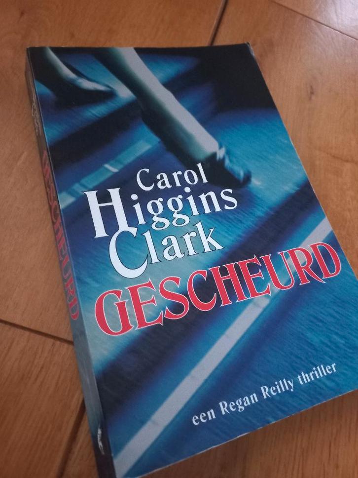 Carol Higginns Clark - Gescheurd - zgan, Boeken, Thrillers, Zo goed als nieuw, Ophalen of Verzenden