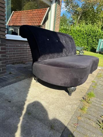 Zwarte bank te koop beschikbaar voor biedingen