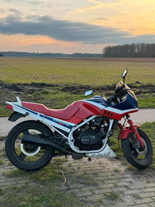 Honda VF500 VF500F interceptor a2 mogelijk, Motoren, Motoren | Honda, Particulier, Naked bike, meer dan 35 kW, 4 cilinders, Ophalen