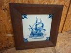 Vintage blauwe tegel , wandtegel in houten lijst, Antiek en Kunst, Antiek | Wandborden en Tegels, Ophalen of Verzenden