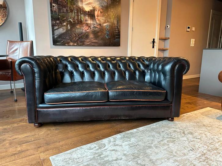 Bendic Chesterfield 2-zits bank - Zwart/Cognac, Huis en Inrichting, Banken | Sofa's en Chaises Longues, Gebruikt, Tweepersoons