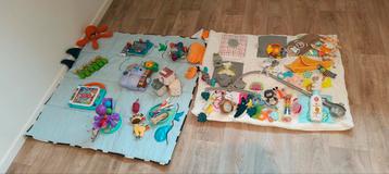 2x Speelkleed  met speelgoed beschikbaar voor biedingen