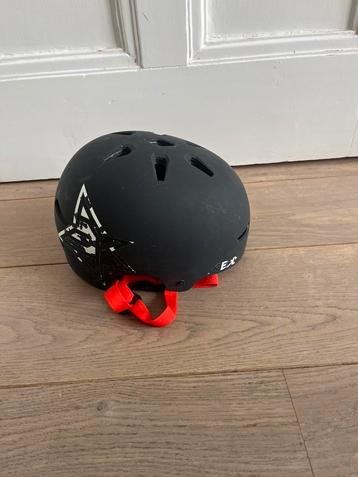 Zwarte stunthelm van het merk Rekd. beschikbaar voor biedingen