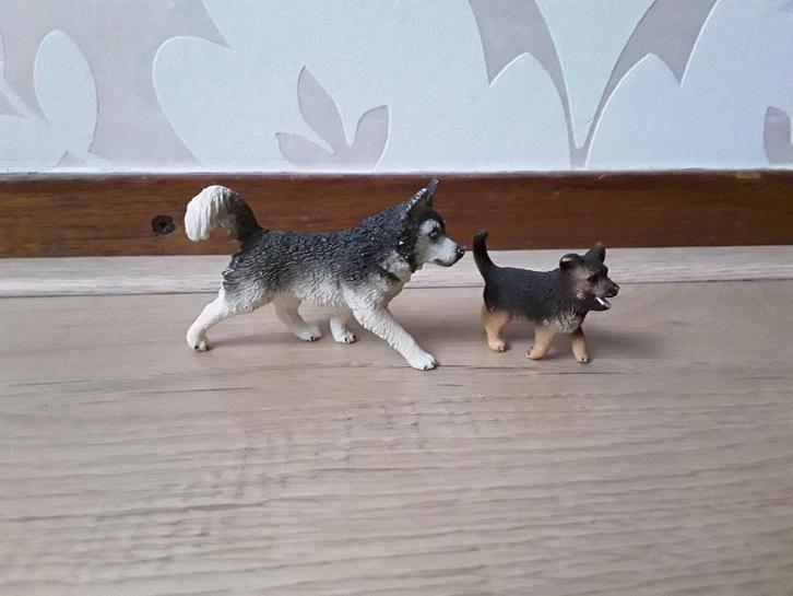 Schleich honden 16832 & 16835, Verzamelen, Dierenverzamelingen, Zo goed als nieuw, Beeldje of Figuurtje, Hond of Kat, Ophalen of Verzenden
