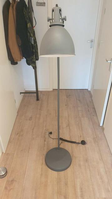 Industriële staande lamp beschikbaar voor biedingen