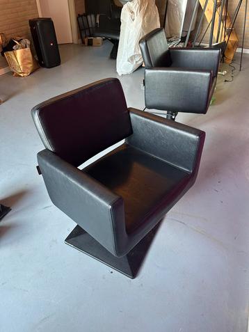 Kappersstoelen en wastafel beschikbaar voor biedingen