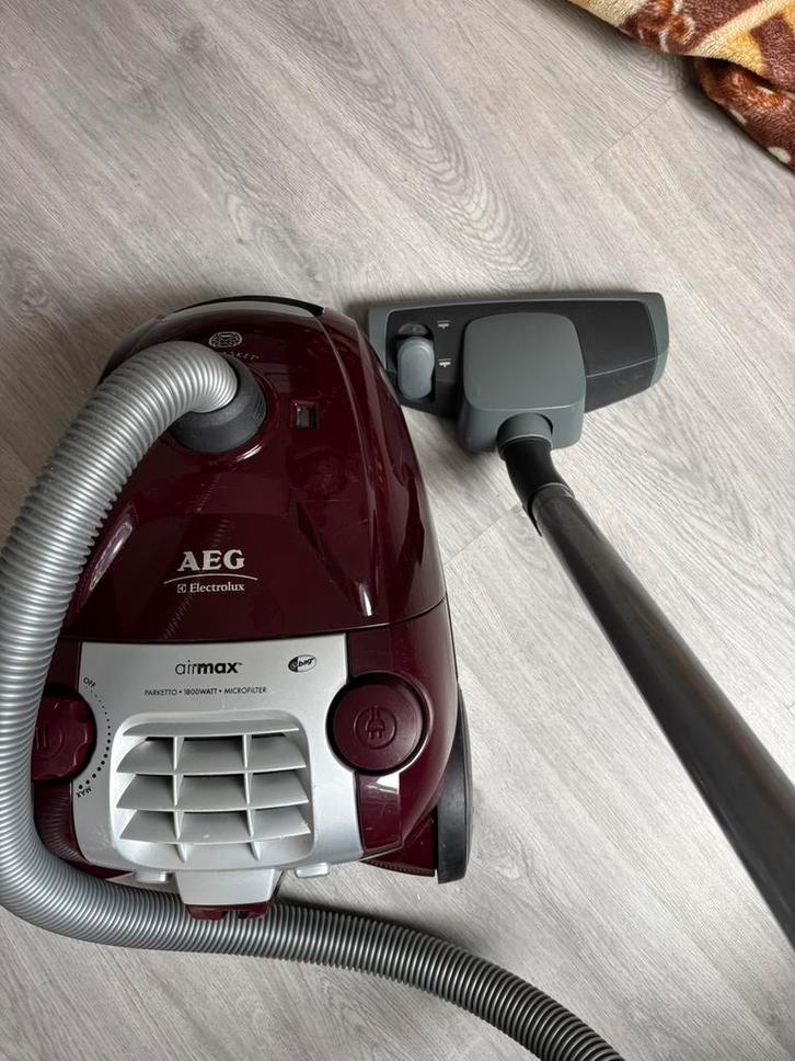 AEG 1800W Stofzuiger - Nieuwe zakje - Werkt Goed - Schoon, Witgoed en Apparatuur, Stofzuigers, Gebruikt, Stofzuiger, 1600 tot 2000 watt