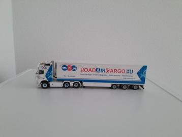 Volvo FH van Road Air Cargo met semiluchtvrachttrailer . beschikbaar voor biedingen