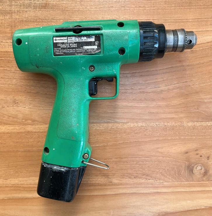 HITACHI ACCU SCHROEFMACHINE DRC 10 MET LAADAPPARAAT EN ACCU,, Doe-het-zelf en Verbouw, Gereedschap | Boormachines, Gebruikt, Boor- en Schroefmachine