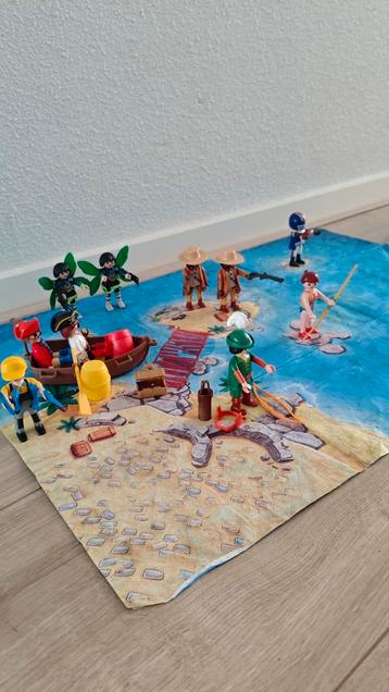 Playmobil, 11 poppetjes, bootje, schatkist en speelkaart beschikbaar voor biedingen