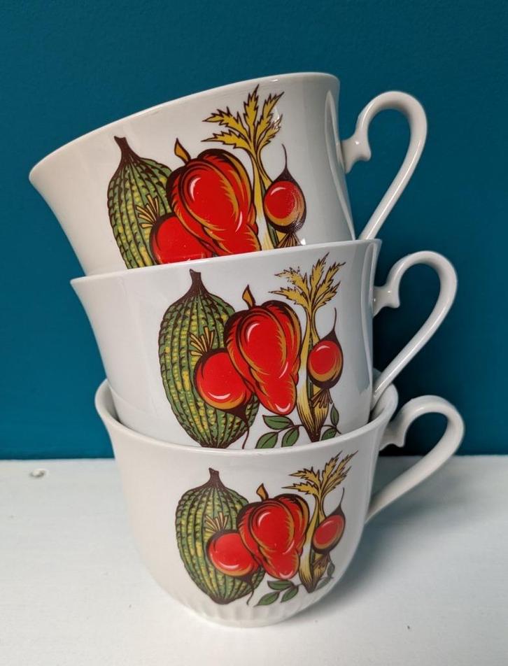 Drie vintage soepkommen Monopoli groenten, Huis en Inrichting, Keuken | Servies, Zo goed als nieuw, Kom(men), Overige stijlen