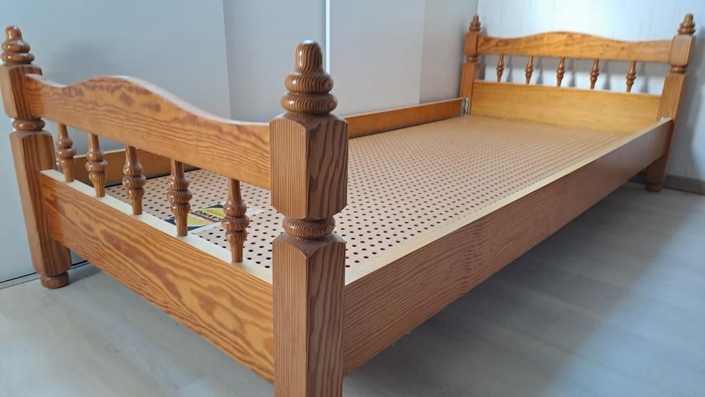 Houten bedframe - solide constructie, Huis en Inrichting, Ophalen, Gebruikt, Bruin, Klassiek