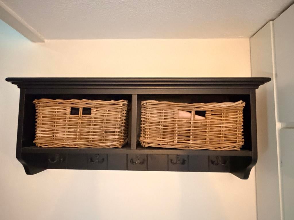 Zwarte wand kapstok met rieten manden, Ophalen, Met plank(en), Gebruikt, 50 tot 100 cm