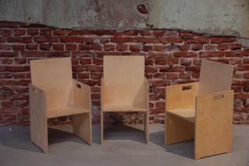 Set van drie kinderstoelen beschikbaar voor biedingen