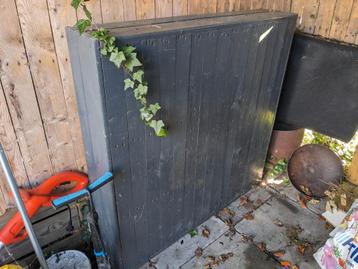 Leuke stevige 'salon' tafel voor buiten beschikbaar voor biedingen