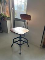 Vintage industriële werkstoel – gietijzer & hout., Huis en Inrichting, Stoelen, Ophalen, Gebruikt, Industrieel / Vintage, Bruin