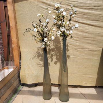 Grote vazen met kunstbloemen beschikbaar voor biedingen