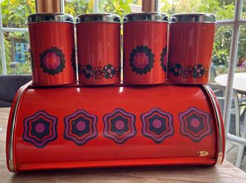 Vintage Brabantia broodblik met 4 bewaarblikken oranje beschikbaar voor biedingen