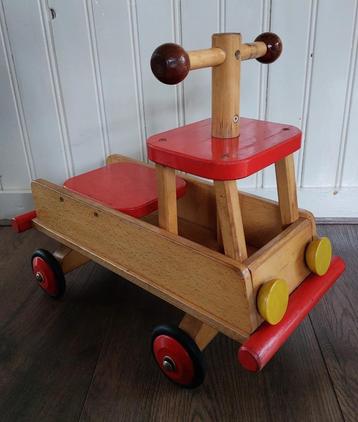 Houten speelgoed/loopwagen beschikbaar voor biedingen