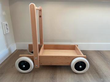 Houten loopwagen met rubberen banden beschikbaar voor biedingen